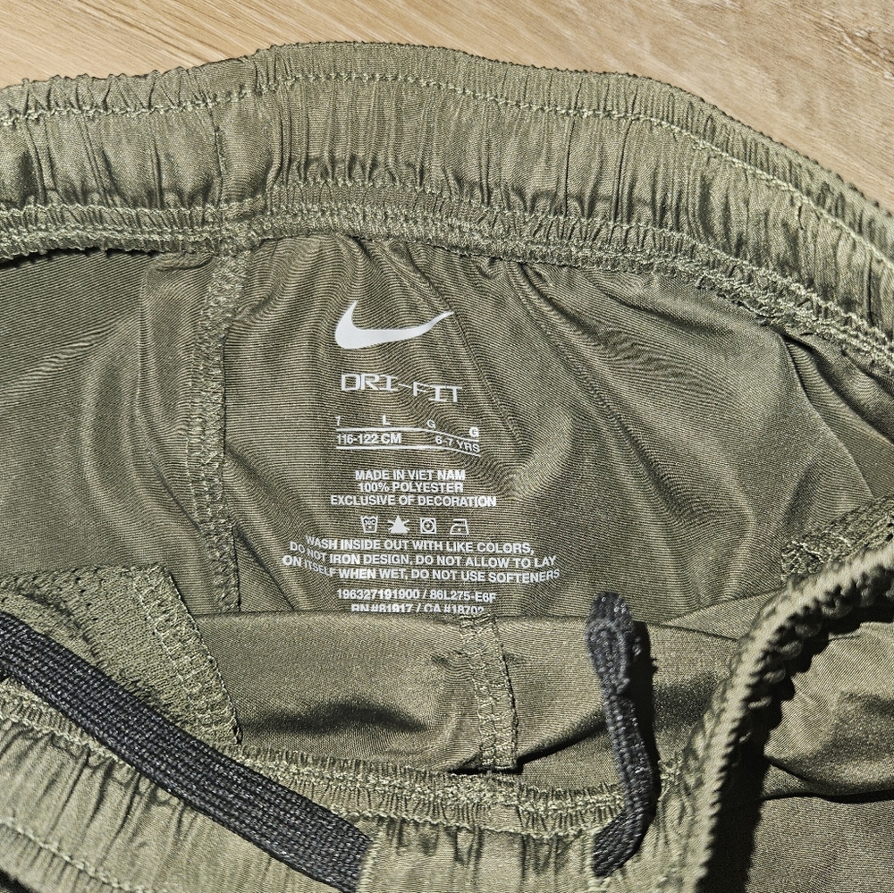 Boys Nike Dri-Fit Short size 6-7 --Hunter Green - Picture 3 of 3